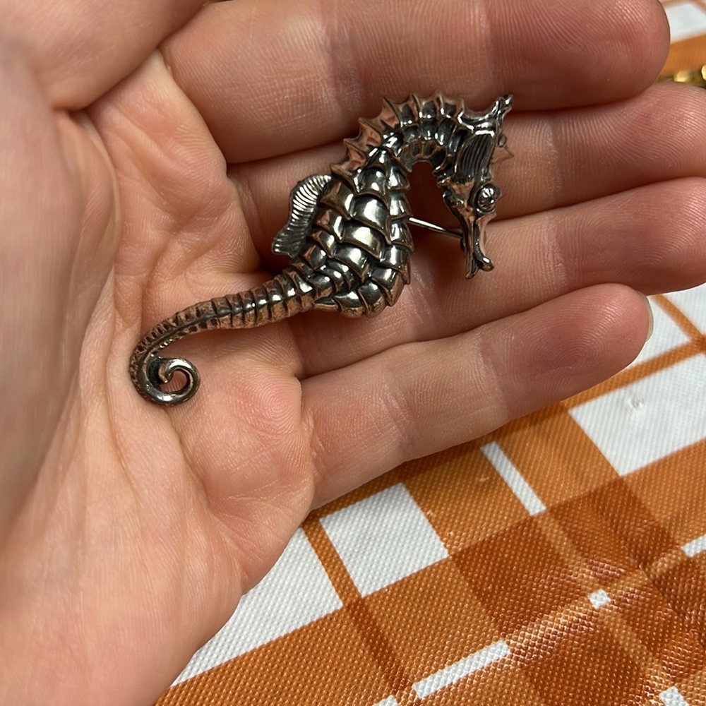 Beau Sterling seahorse pin - Picture 2 of 4